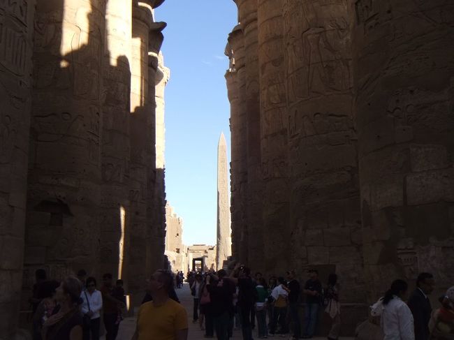 下の方も見ると、こんな感じです。正面右側に見えているオベリスクはトトメス１世のものです。