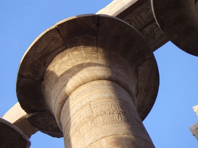 中央通路に面した柱は背が高く、一番上が開花パピルスの（花が開いたような）形をしているのに対し、