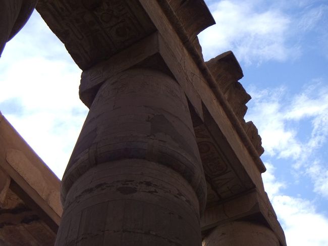 中央通路に面していないその他の柱は背が低めで、一番上が閉花パピルスの（つぼみのような）形をしています。一般にどの神殿でも、日の当たる場所の柱の上は開花パピルスに、日の当たらない場所の柱の上は閉花パピルスの形をしています。カルナック神殿の多柱室にはかつて屋根があったので、通常は閉花パピルスとなるのですが