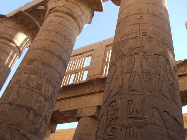 向こう側に見える閉花パピルスの柱の上に明かり取りの格子がこんな形であるので、屋根があってもこちら側の柱には日が当たり、開花パピルスとなるのです。