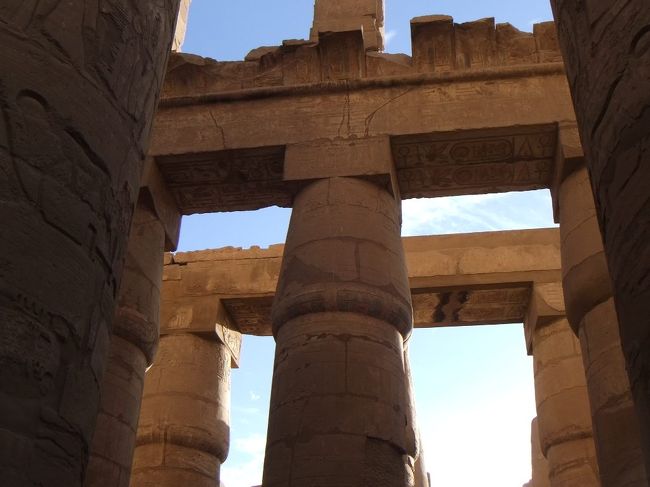 屋根はなくなっていますが、柱の上部は板で結ばれ、裏側には色が残っています。