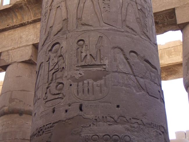 柱にはラムセス２世のカルトゥーシュがあります。右側のカルトゥーシュの下に、アルファベットの落書きがあります。