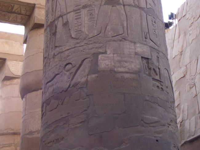 この柱にもアルファベットの落書きがあります。ドイツなどのかつての考古学者たちの仕業らしいです。