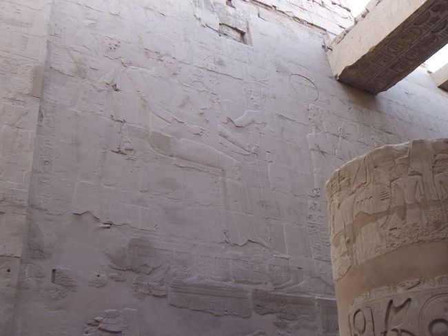 多柱室は柱だけではありません。壁にはレリーフがあります。これはセティ１世のレリーフです。ところで、壁のレリーフは浮き彫り（絵などの部分が浮き出ている）なのに対し、柱のレリーフは削り彫り（絵や文字などの部分が窪んでいる）です。柱はたくさんあるので、急いで仕上げる必要があったのです。