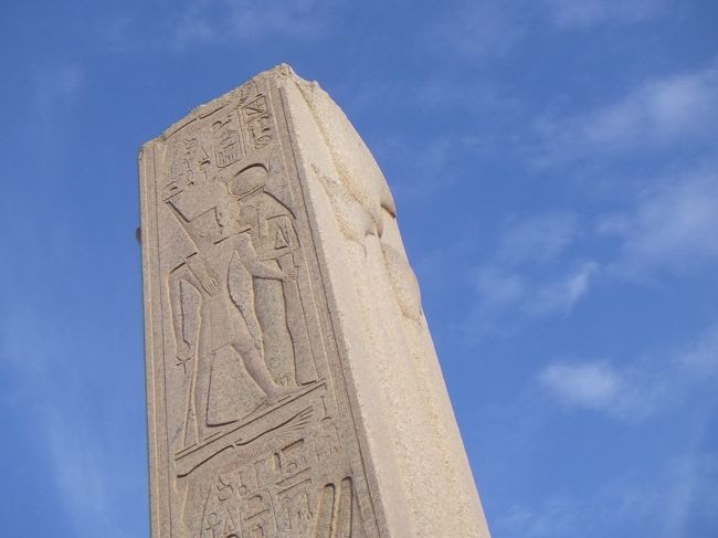 左側の柱はパピルス柱といって、写真では分かりづらいですが右側面にパピルスの花の模様があります。パピルスは下エジプト（ナイル川下流域）の象徴です。