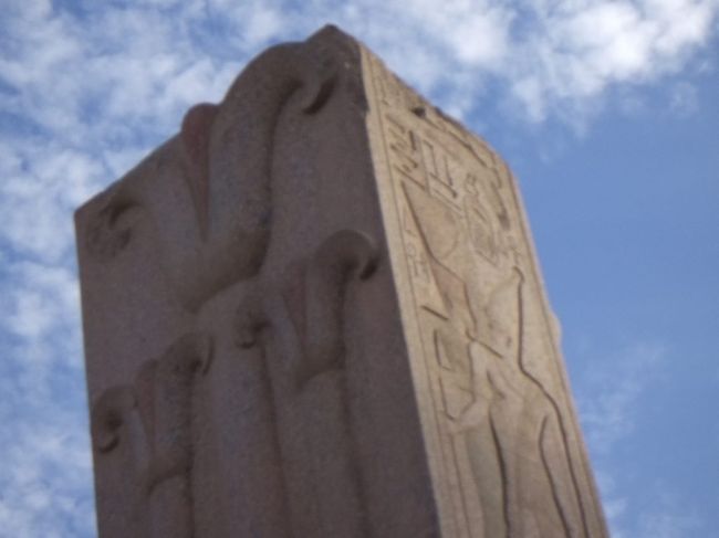 右側の柱はロータス柱といって、写真はピンボケですが、ロータス（ハス）の花の模様があります。ロータスは上エジプト（ナイル川上流域）の象徴です。古代エジプトの人々は、エジプトが上下に分かれていて、ファラオがその両方を支配していると考えていました。