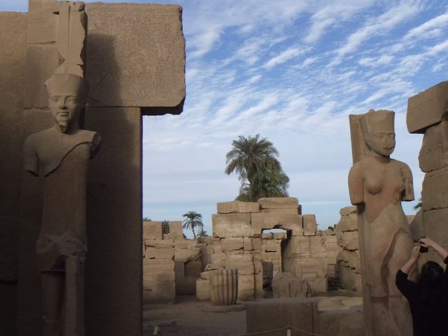 ２つの柱を目の前にしたところで左を向くと、男女の神様の像が並んでいます。これは神様の像であると同時に、ツタンカーメン夫妻がモデルになっています。