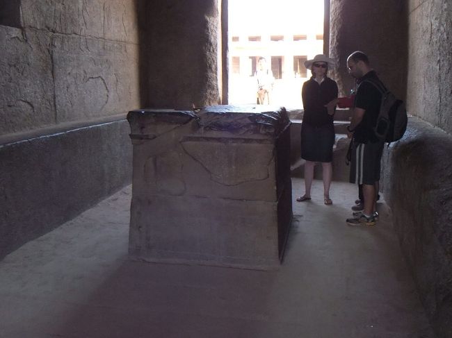 では、至聖所に入ります。ここは、プトレマイオス時代の至聖所のようです。真ん中に厨子（ずし）があって、金の像が安置されていました。オペト祭の時はこれを取り出し、多分ルクソール神殿まで運びました。今は向こう側が開けていて結構明るいですが、昔は真っ暗で、聖なる部屋でした。