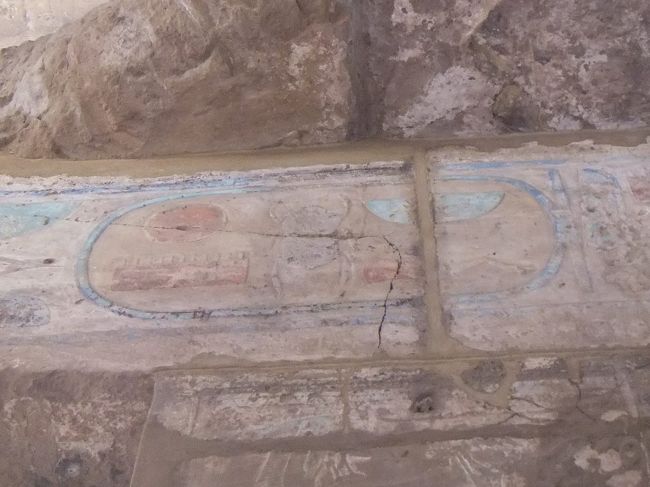 色も残っています。これは確か、奥に向かって左側のつきあたりにある壁の上の方で、後でガイドブックで確認すると、この下あたりの壁に、トトメス３世が遠征から持ち帰ったシリアの珍しい動植物のレリーフがあって「植物園」と呼ばれているそうですが、見落としました。