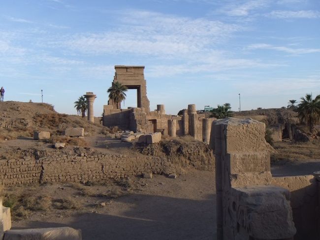 トトメス３世祝祭殿のさらに後ろを眺めると、こんな感じになっています。本によると、アメンホテプ４世神殿の跡です。