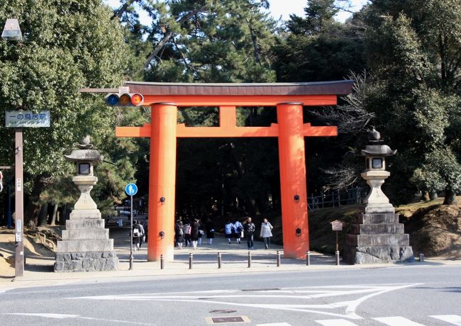 春日大社　一の鳥居前<br /><br />◎ 春日大社<br /><br />奈良県奈良市の奈良公園内にある神社である。<br />旧称春日神社。<br />式内社（名神大社）、二十二社の一社で、旧社格は官幣大社。全国にある春日神社の総本社である。<br /><br />奈良・平城京に遷都された７１０年（和銅３年）、藤原不比等が藤原氏の氏神である鹿島神（武甕槌命）を春日の御蓋山に遷して祀り、春日神と称したのに始まる。