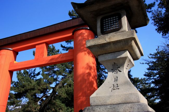 一の鳥居　重要文化財<br /><br />◎ 一の鳥居<br /><br />平安初期の創建と伝えられ、康平６年（１０６３年）の記録に初見する。<br />現在の形式は明神形で、桶側式に檜板１６枚を張り立てて円柱としている。<br /><br />今は市街地のメインストリート、三条通りとの境界にあるが、古くは春日大社と興福寺旧境内との境に建っていました。<br /><br />高さ６.７５ｍで、日本三大鳥居の一つに数えられます。<br /><br />◎ 日本三大鳥居<br /><br />⇒春日大社　一の鳥居<br />　気比神宮　大鳥居<br />　厳島神社　大鳥居