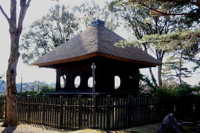 丸窓亭<br /><br />鎌倉時代の建物。<br />もともとは春日大社境庫を改造したものです。<br /><br />