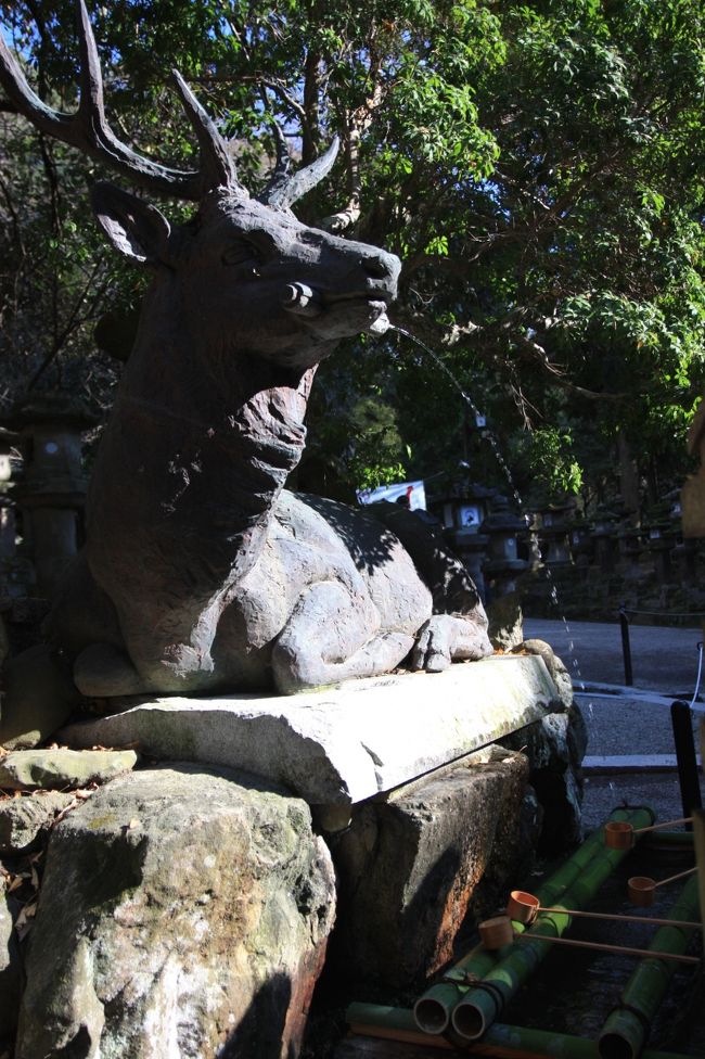 伏鹿手水所（ふせしかのてみずしょ）<br /><br />二之鳥居を入った祓戸神社の脇にある金属製の伏鹿の手水所で、ここで手と口を清めます。<br />
