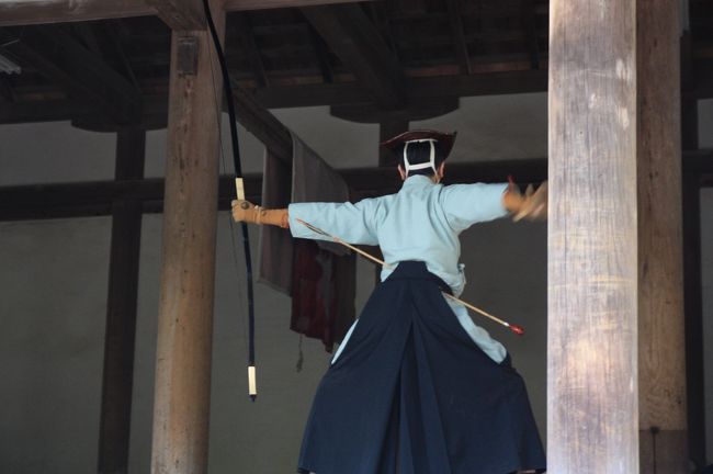 著到殿（ちゃくとうでん）　重要文化財<br /><br />平安・延喜年間（９０１〜９２２）の創建。<br /><br />３月の春日祭の折に御本殿での勅使参向之儀に先立って「着到之儀」が行われる建物です。<br /><br />この中では、弓の練習をしていました。<br />