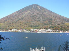男体山をバックに中禅寺湖の風景。

