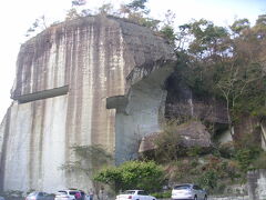 大谷資料館前の大谷石の崖。