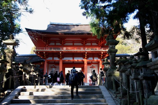 南門　重要文化財<br /><br />治承３年（１１７９年）創建。<br /><br />南門は春日大社正面にある楼門です。<br />表参道を歩いて回廊内に入る時に潜る門で、高さが１２ｍあり春日大社最大の門です。<br /><br />春日祭（※）の折に、勅使（天皇陛下のご名代）が藤原氏以外であれば、この門より入ってお祭りを奉仕します。<br />※春日祭…非公開につき参列は出来ません。