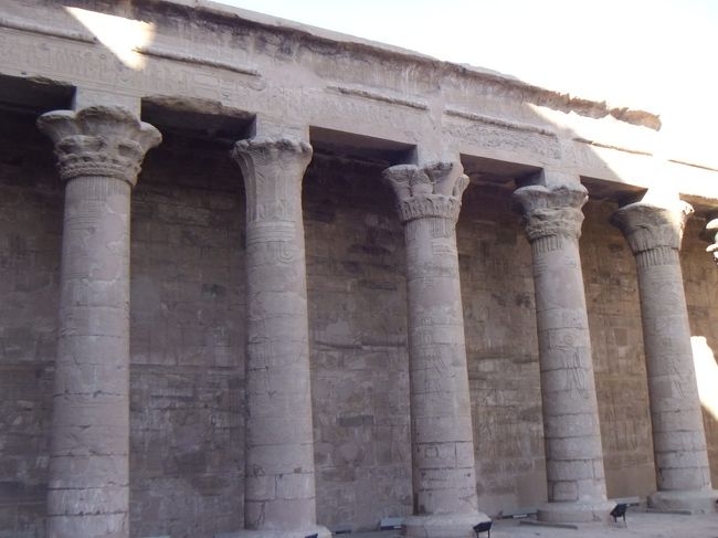 左側には円柱が並んでいて、