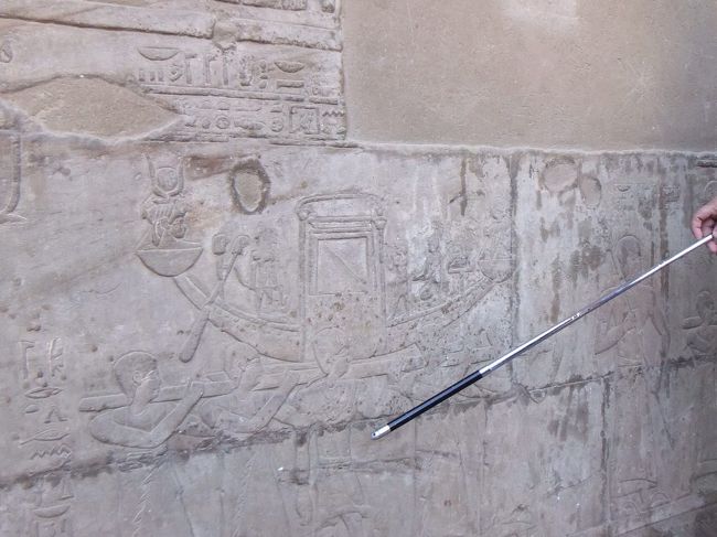 左側の塔門の裏を見返すと、このようなレリーフがあります。これは、結婚式の様子だそうです。ホルスの結婚式だったと思います（忘れました）。このレリーフのすぐ後ろ側だったと思いますが、