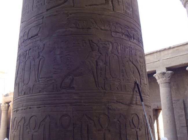 柱にこのようなレリーフがあります。まず、真ん中にスフィンクスの形をしたホルス神がいますが、これはとても珍しいものです。その右には、空白のカルトゥーシュがあります。当時この辺りは首都からだいぶ離れていて、誰がファラオなのかよく分からなかったそうで、まず空白のカルトゥーシュを作っておき、分かったところで名前を入れたのだとガイドさんが言っていました。