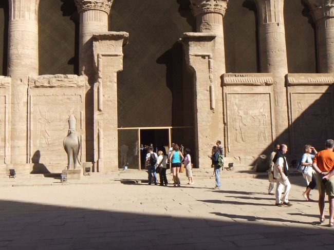 正面に進みます。正面の入口の脇に、またホルス像が立っています。