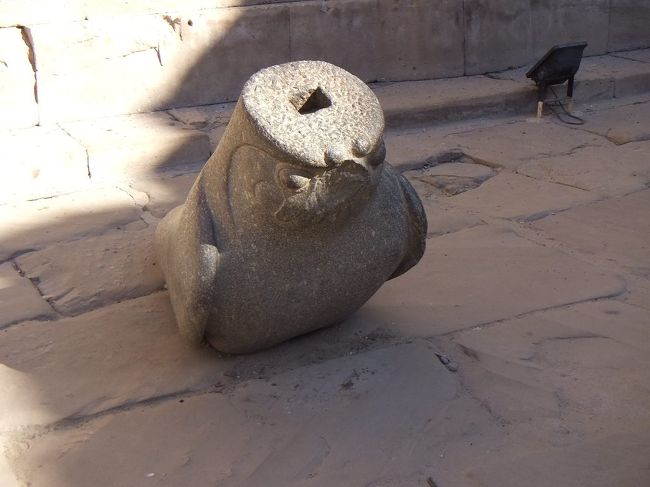 右側のホルス像は壊れて、上半身の一部だけが転がっています。何となくかわいいです。