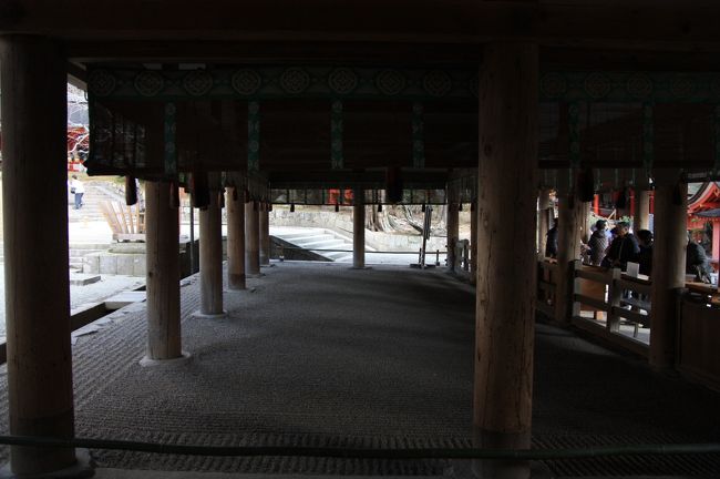 幣殿・舞殿（へいでん・ぶでん）　重要文化財<br /><br />西側から撮影。<br />手前が舞殿、奥が幣殿になります。<br />