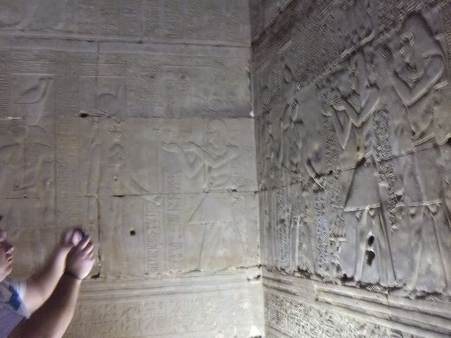 ここは香油を作る場所だったようで、写真の右手の壁のレリーフが描かれているところの右側に