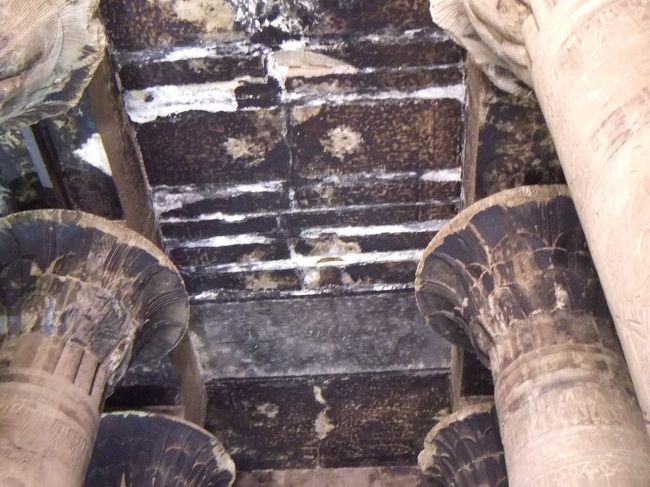 さて、中央通路に戻って進んでいくと、至聖所前の前室あたりの天井が特に黒くなっています。地球の歩き方などには、コプト教徒（キリスト教徒）たちがここに住んでいたとき、台所として使用していたためと説明があります。ガイドさんは、火事になったためと説明していました。