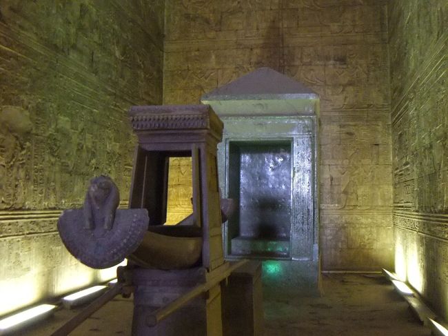 いよいよ至聖所（神殿で一番大事なところ）です。レバノン杉でできた聖船が置かれています。ただしこれはレプリカだそうで、本物はベルリンの博物館（多分エジプト博物館）にあるそうです。ベルリンに行ったこともあるのですが、当時はエジプトに特に興味もなかったため、見逃してしまいました。