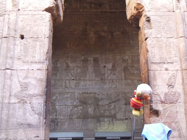 至聖所の前を右横の方に歩いていくと、建物の外に出ます。そこですぐ左側（至聖所と同じ方向）を向くと、このような建物があります。多分、ここは東の礼拝堂です。中に入って天井を見上げると、