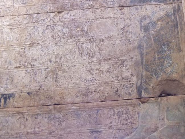 ヌート女神（天空の女神）の絵が一面に描かれているそうですが、薄いですし、この写真ではよく分かりませんね。