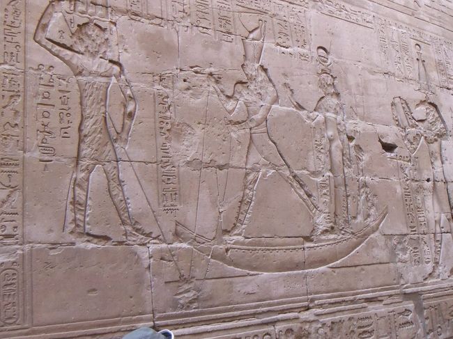 まず、こんなレリーフがあって、中央のホルスと左側の多分ファラオ（ホルスに協力してあげたと言いたいのです）が一緒になって何かを刺していて、