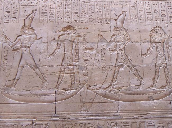 こんな形のレリーフで、写真中央の下の方でやられているのは、