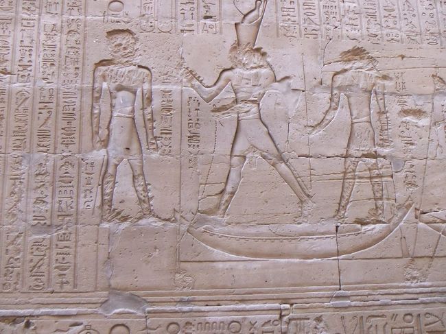 ここでまた、二重王冠をかぶったホルスらしき人にやられているのが、