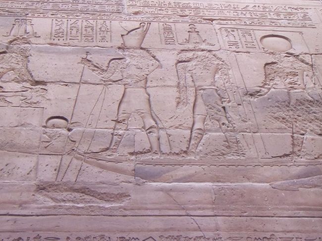 ここで描かれているセトの形はワニだそうです（ただし、この後訪れるコムオンボ神殿はワニを祀っています）。また、一連のレリーフがあった外壁の向かい側にある壁（神殿の壁）の上の方には、