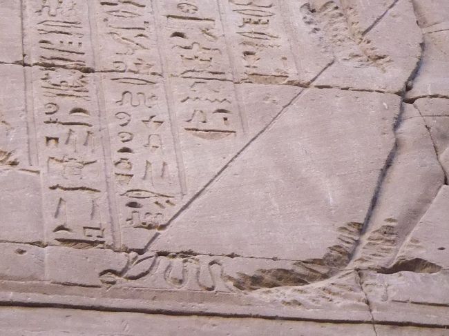 このように、ヘビがセトとして描かれています。他にも確かロバがいました。とにかく、この通路にはホルスがセトを懲らしめる様子があちこちに描かれています。