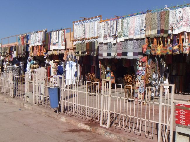 ９時３０分ころガイドさんの説明が終わって自由時間、１０時に集合です。時間は十分あります。（今までの写真は、自由時間に撮影したものも含みます。ガイドさんの説明を受けた順路も少し違います。）バスの停まっていた駐車場（左側）の前には、ちょっとした土産物屋が並んでいます。１０時５分出発。