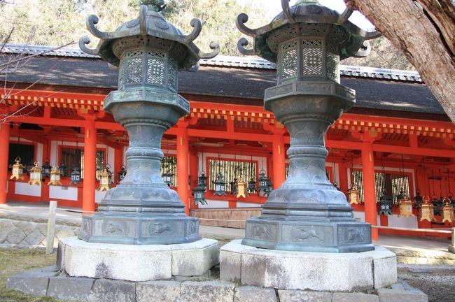 東回廊　重要文化財<br /><br />灯籠と東回廊。<br /><br />全国３０００に及ぶ春日の御分社、奉納された３０００基の燈籠は、その厚い信仰の広がりを示しています。<br /><br />回廊内にあったこの大きな２基の灯籠、名のあるものかと思いましたが、その由緒は分かりませんでした。<br />