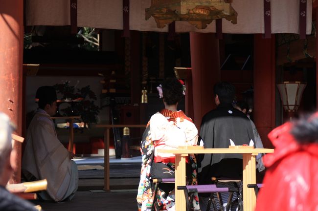 結婚式<br /><br />この時ちょうど結婚式をされていました。<br />厳かな儀式の最中ですが、専属カメラマンに混ざって一枚頂きました（*^_^*）<br />