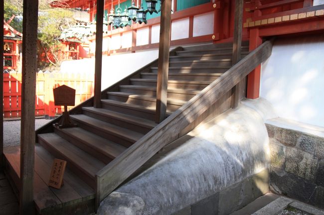 捻廊（ねじろう）　重要文化財<br /><br />治承３年（１１７９年）創建。<br /><br />春日祭に奉仕する斎女や内侍が昇殿するための登り廊で、登廊とも呼ばれています。<br />江戸時代に飛騨の名工、左甚五郎が現在のように斜めに捻れたものに改造したと伝えられています。<br />