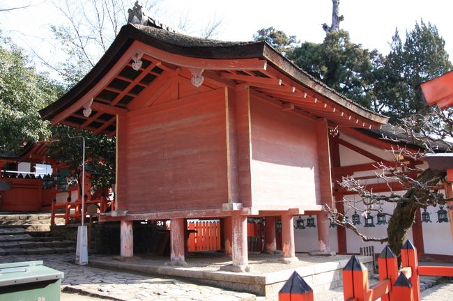 宝庫　重要文化財<br /><br />伝　大同２年（８０７年）創建。<br /><br />古くは宝蔵あるいは神庫とも呼ばれ、本殿に次ぐ重要な建物です。<br />伝内には春日祭などの御神宝を納め、かつては鍵は官に保管されるという厳重さでした。<br />