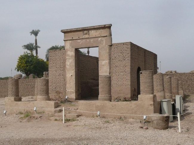 ●セラピス神の礼拝堂<br /><br />古代エジプトよりはるかに後のローマ帝国統治時代に、ハドリアヌス帝によって建てられた礼拝堂。この時代にローマはこの神殿を要塞とした。