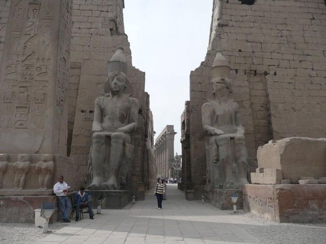 ●第一塔門のラムセス2世座像<br /><br />もともとここには全部で6体のラムセス2世像が有ったが、今ではこの座像2体のみが残っている。<br /><br />