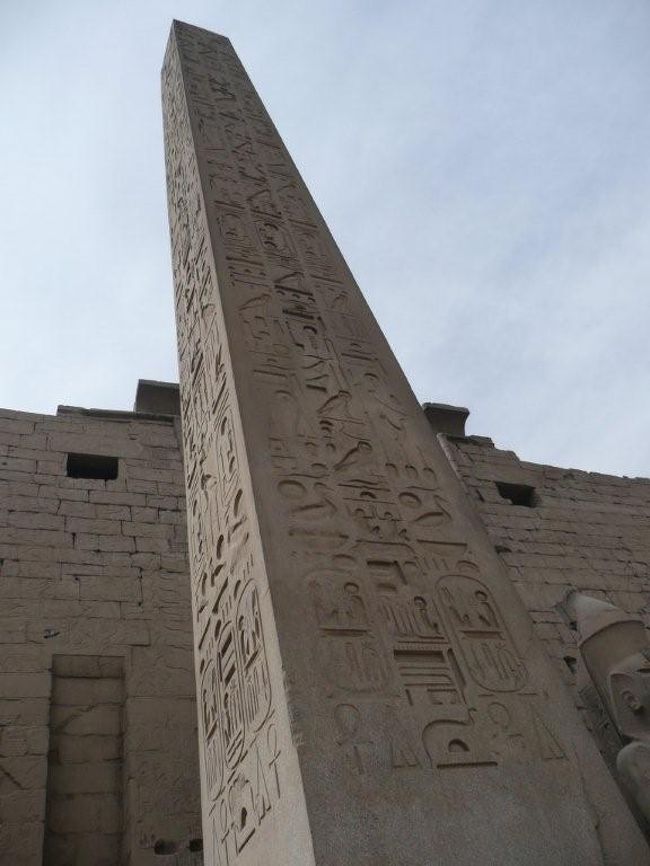 ●第一塔門のオベリスク<br /><br />こちらは高さが25メートル有るオベリスクで、ラムセス2世による建立。重さは256トンもあるそうだ。