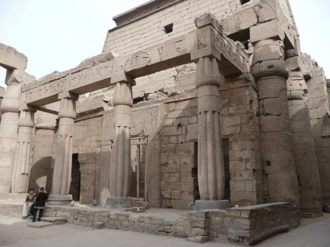 ●3つの神の小祠堂<br /><br />ラムセス2世の中庭に入ってすぐ右手(北西部)に建つ小さな建造物。ハトシェプスト女王とトトメス3世によって建てられた小さな祠堂で、中は3つの小部屋に分かれており、それぞれ、「アムン」、「ムート」、「コンス」といった神々を祀ってある。<br /><br />こちらの方がラムセス2世の中庭より古い時代に建てられたものであり、ラムセス2世はこの小祠堂を取り囲む形で神殿を拡張したかったのであろうと考えられる。