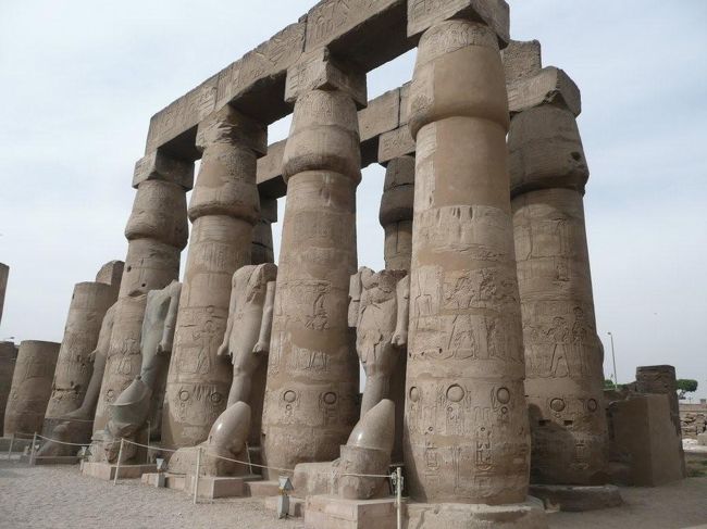 中庭南部の列柱の中庭側の列には柱の間に挟まれてラムセス2世の立像が何体も立てられている。
