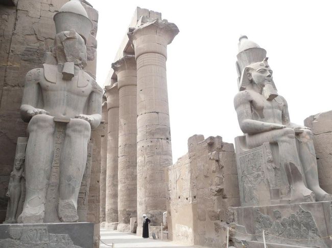 ●第二塔門のラムセス2世の座像<br /><br />この第2塔門もラムセス2世による建築。塔門の両脇にはラムセス2世の座像が立てられている。座像のデザインは第一塔門に有るものと同じように、足の間にネフェルタリの像が小さく彫られている。