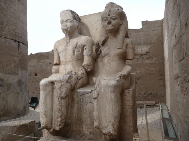 ●ツタンカーメンとアンケセナーメンの座像